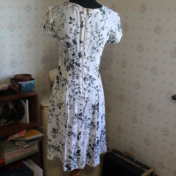 H&M Dress, Size 4 (Fits Like a 2) - Picture 5 of 9